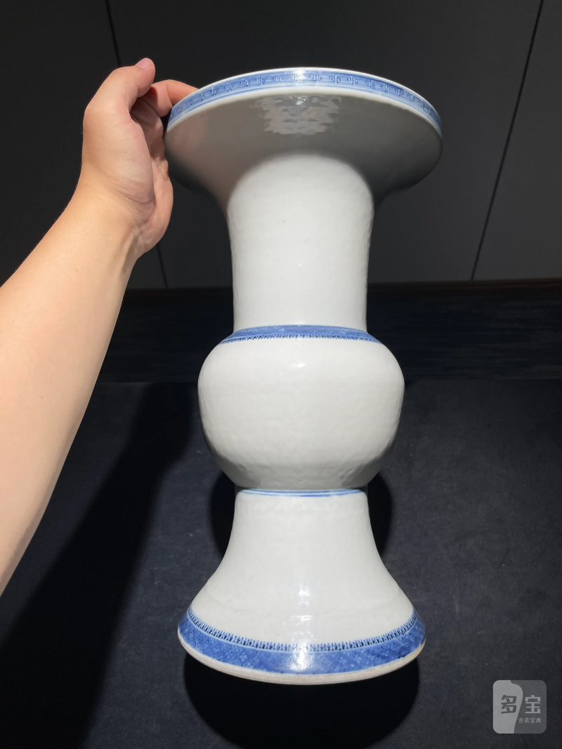 清乾隆 青花几何纹花觚一对 - 图14